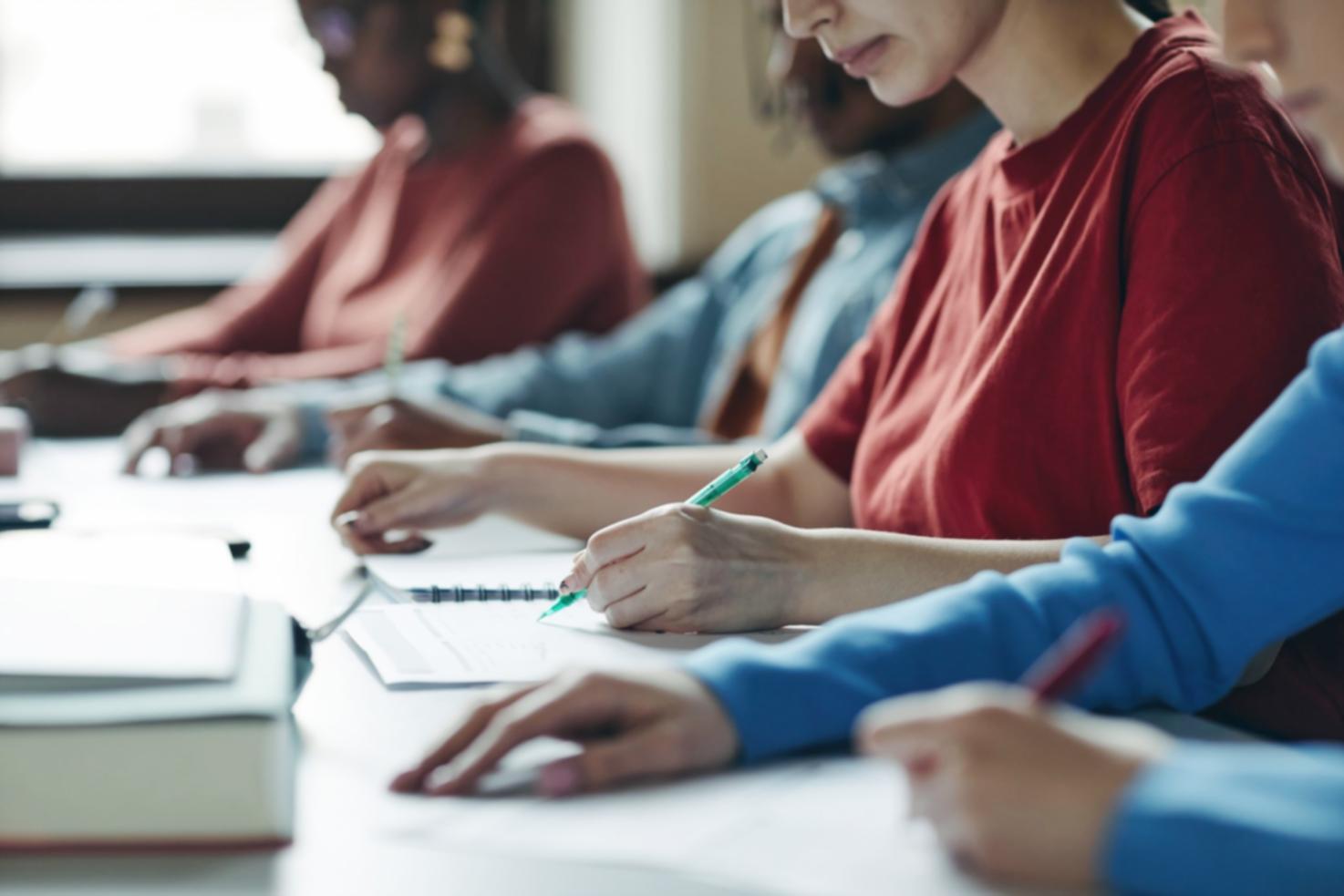 Análisis de datos SEO en pantalla con gráficos de rendimiento